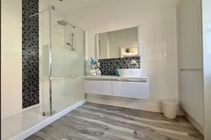 En-suite Shower Room- click for photo gallery